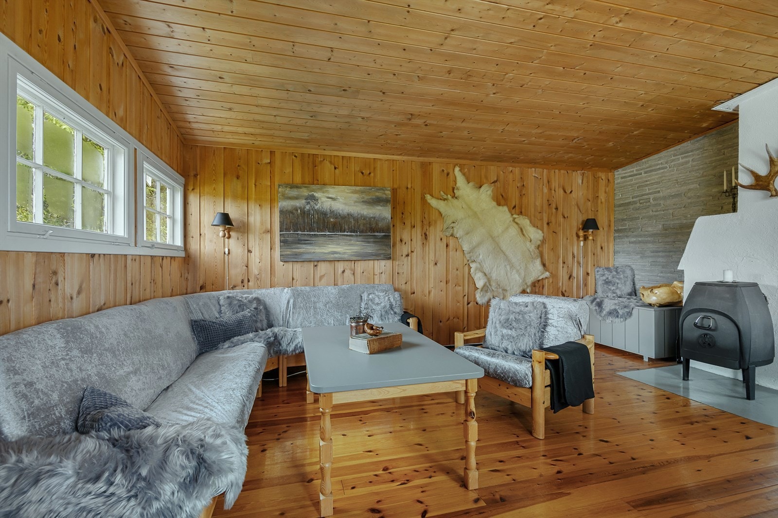 Tradisjonell stil med panel på vegger og tak og lakkerte tregulv. Galleribilde