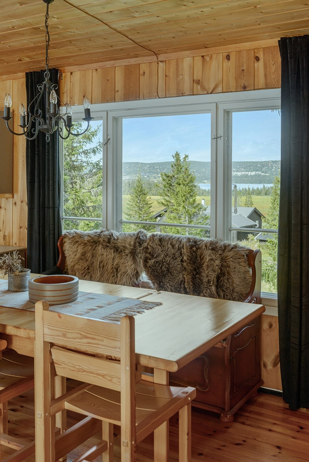 Fint naturlig lys inn i hytta gjennom store vindusflater. Utsikten kommer til sin rett også innenfra. Galleribilde