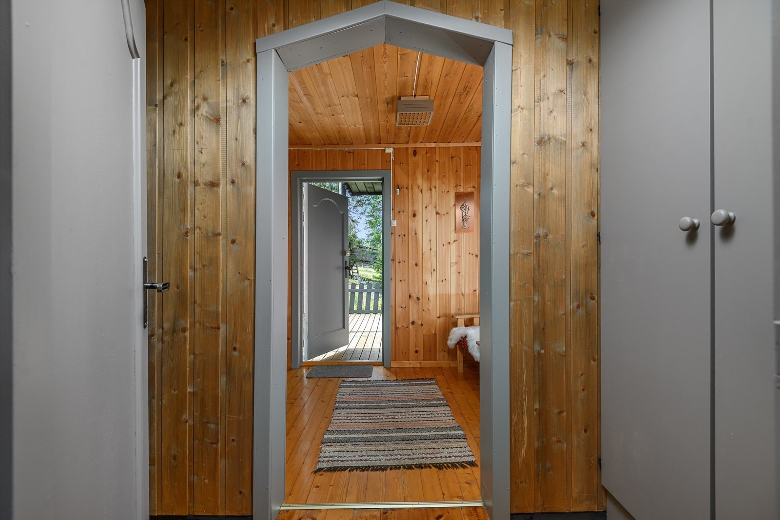 Plassbygde garderobeskap i gangen for smart oppbevaring. Galleribilde