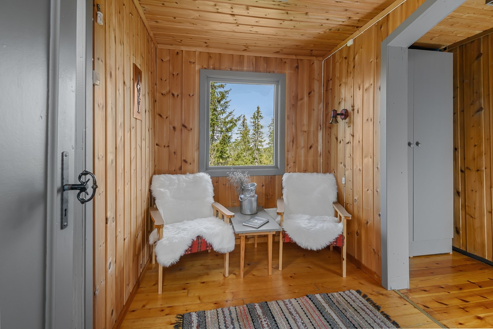 Gang med plass til å henge fra seg yttertøy og utstyr. Galleribilde