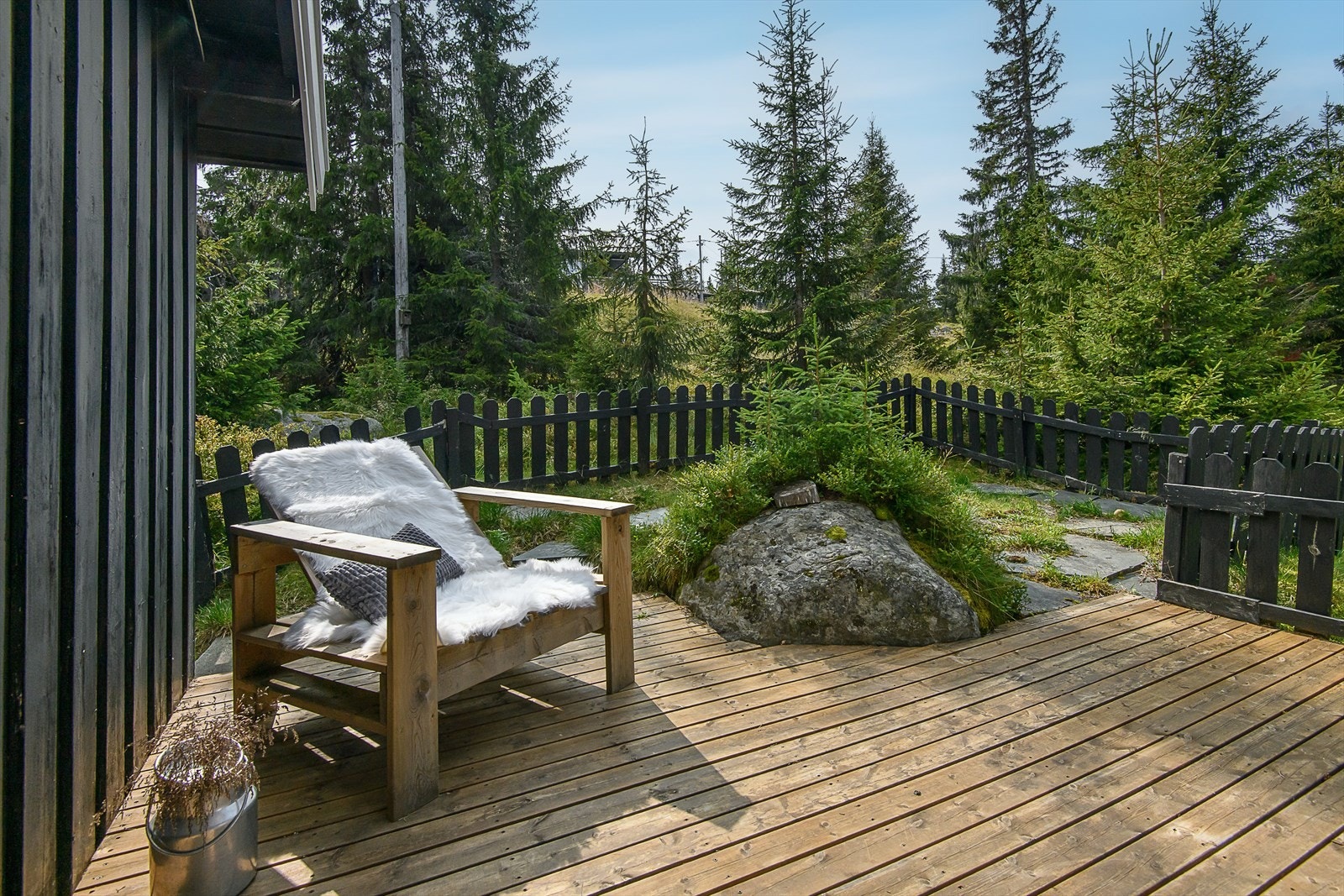 En skjermet uteplass og et hyggelig uteområde ved hytta. Galleribilde