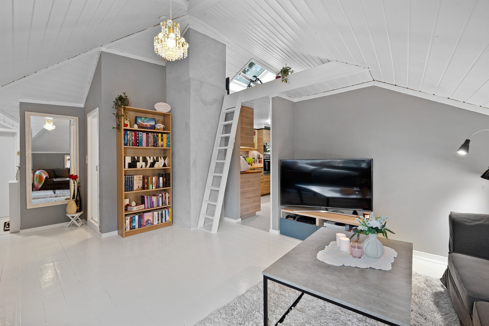 Rommet har skråtak (opptil 3,45 m) som gir en luftig atmosfære Galleribilde