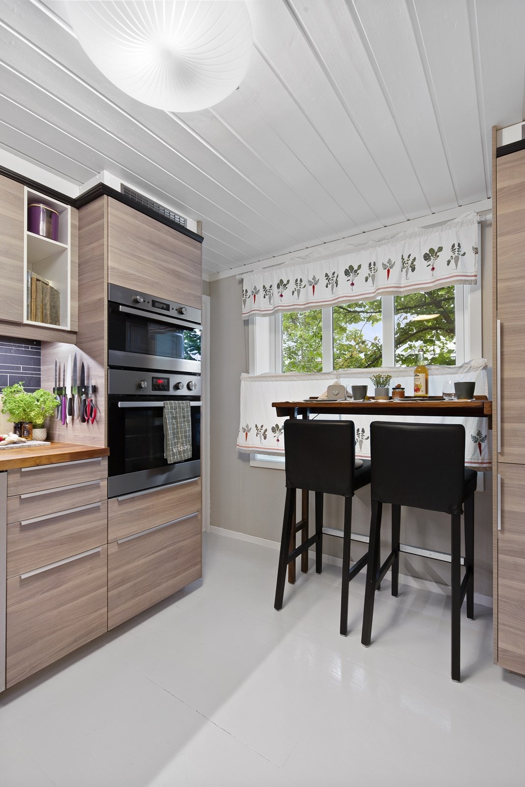 Over- og underskap samt vitrineskap i glatt utførelse Galleribilde