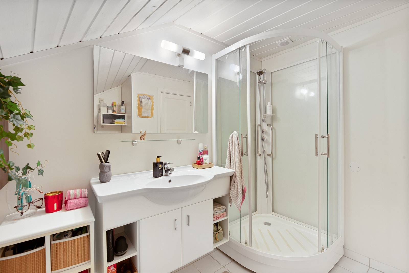 Badet har dusjkabinett Galleribilde