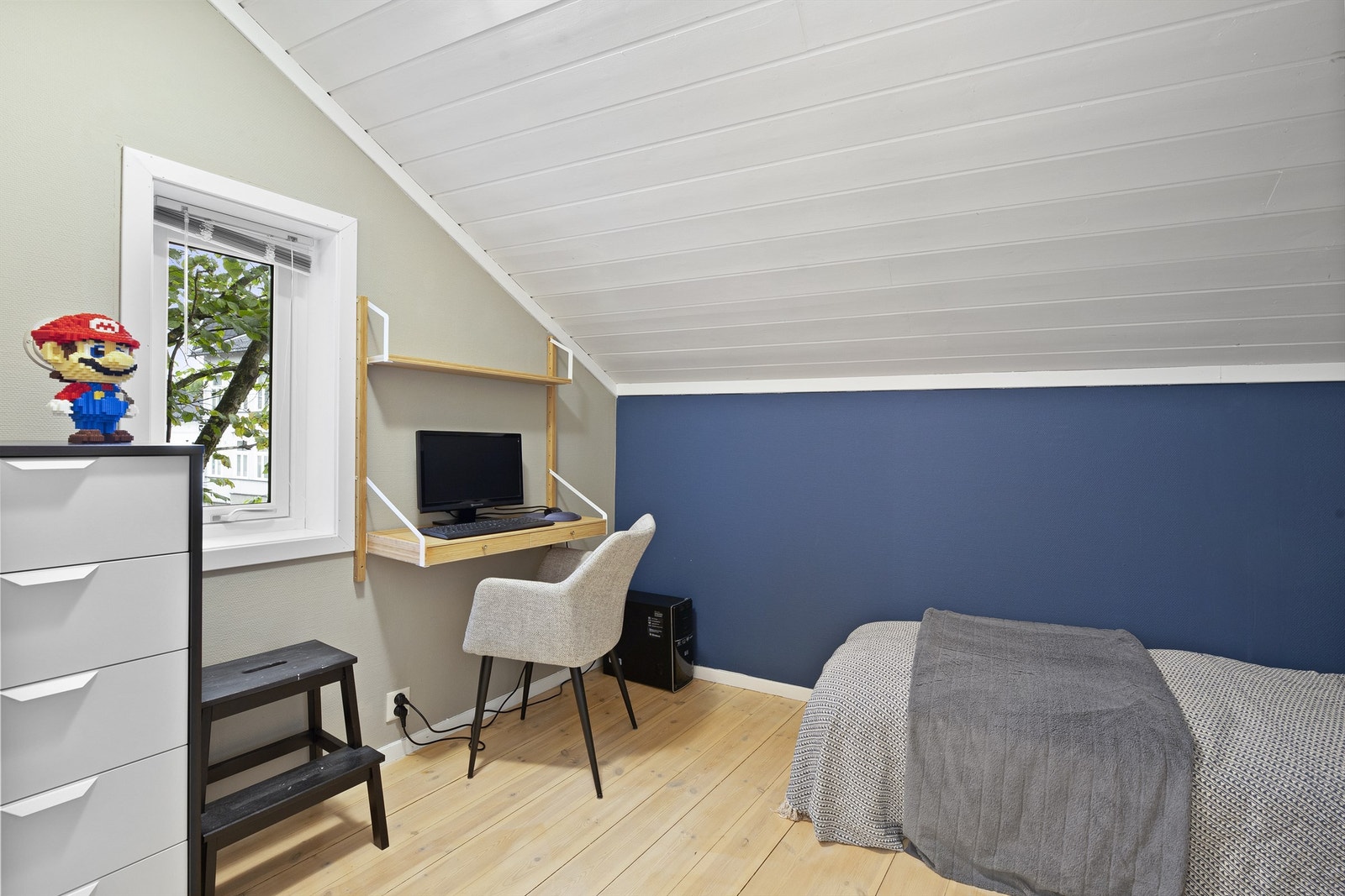 Soverom 2 med heltregulv, malt tapet på vegger og malt panel i himling Galleribilde