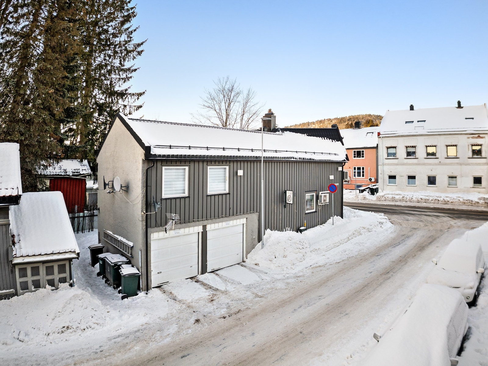 Parkering i integrert garasje (ladepunkt for el-bil på CC) Galleribilde