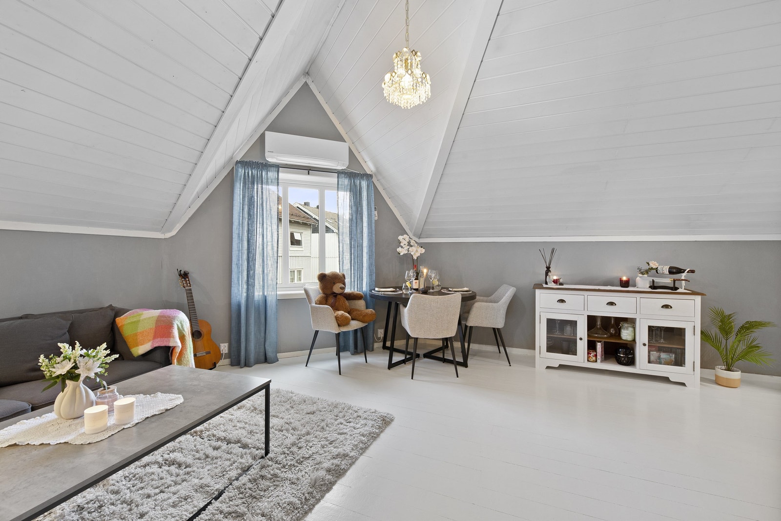 Stue med sofaområde og spiseplass Galleribilde