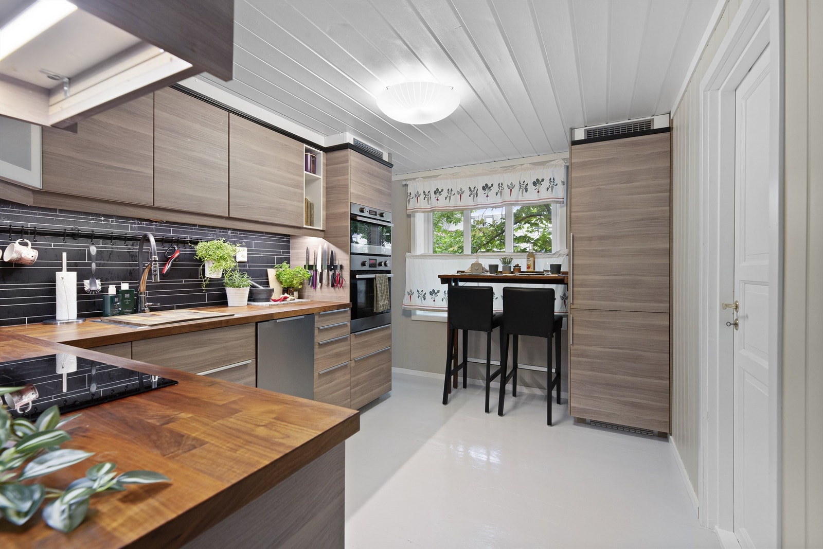 Pen IKEA kjøkkeninnredning fra 2015 med integrerte hvitevarer Galleribilde