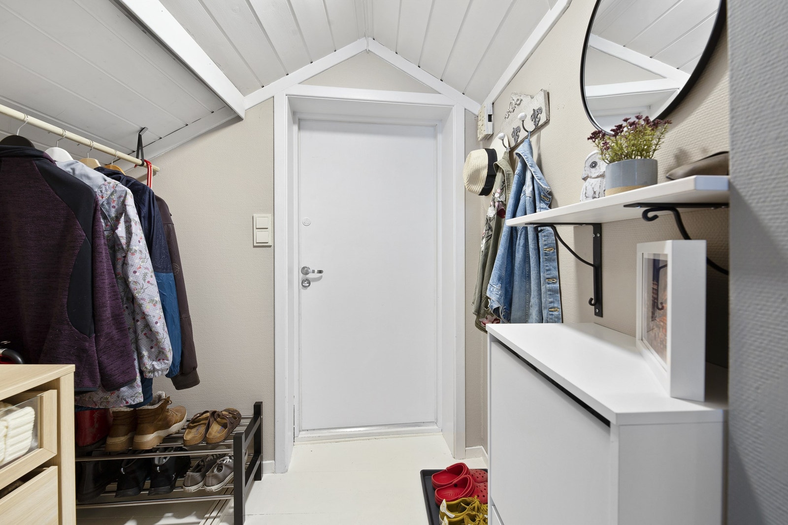 Vinduer med 2-lags glass fra 2017 og takvindu fra 2020 Galleribilde