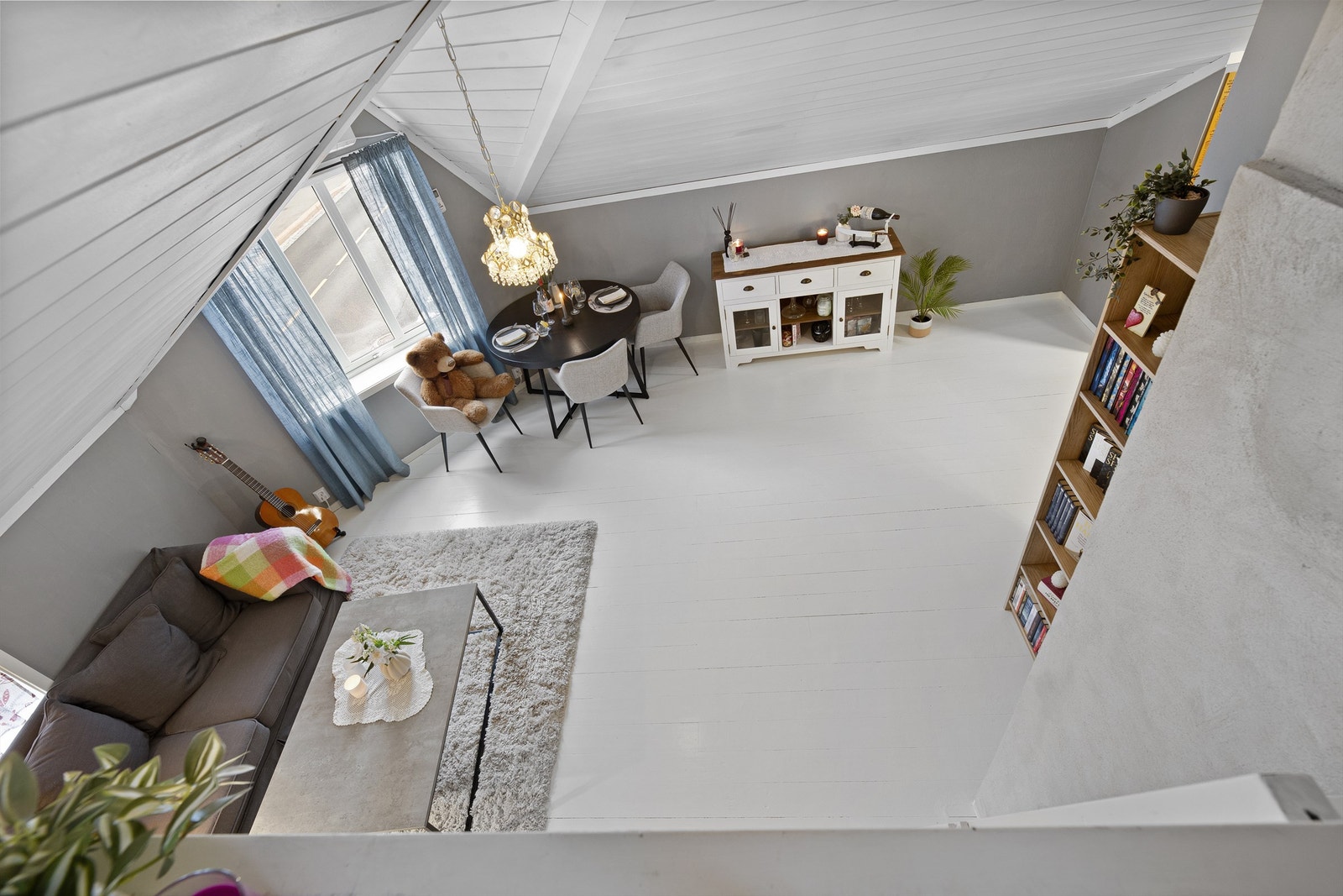 Malt heltregulv, malt tapet på vegger og malt panel i himling Galleribilde