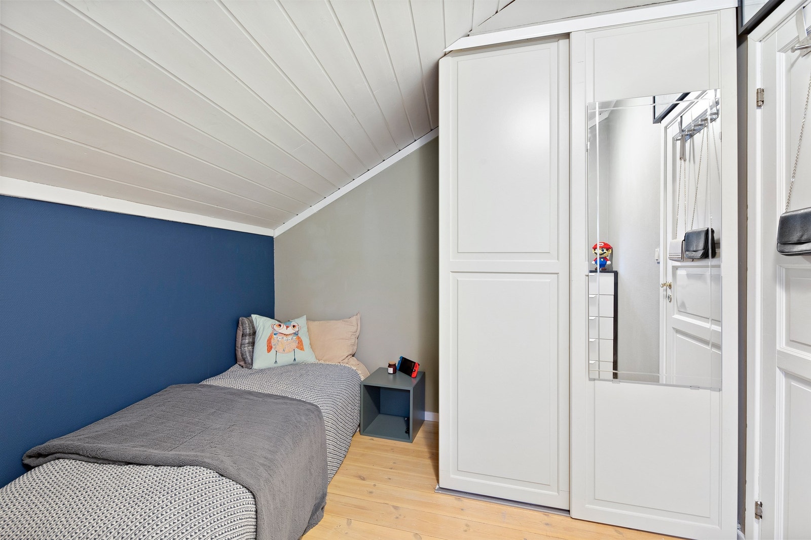 Soverom 2 med skyvedørsgarderobe i hvit og profilert utførelse Galleribilde