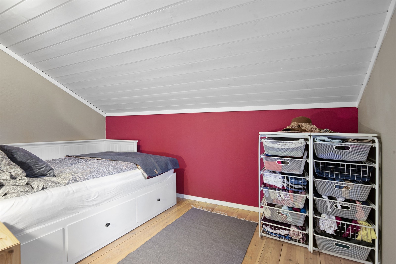 Soverom 1 med heltregulv, malt tapet på vegger og malt panel i himling Galleribilde