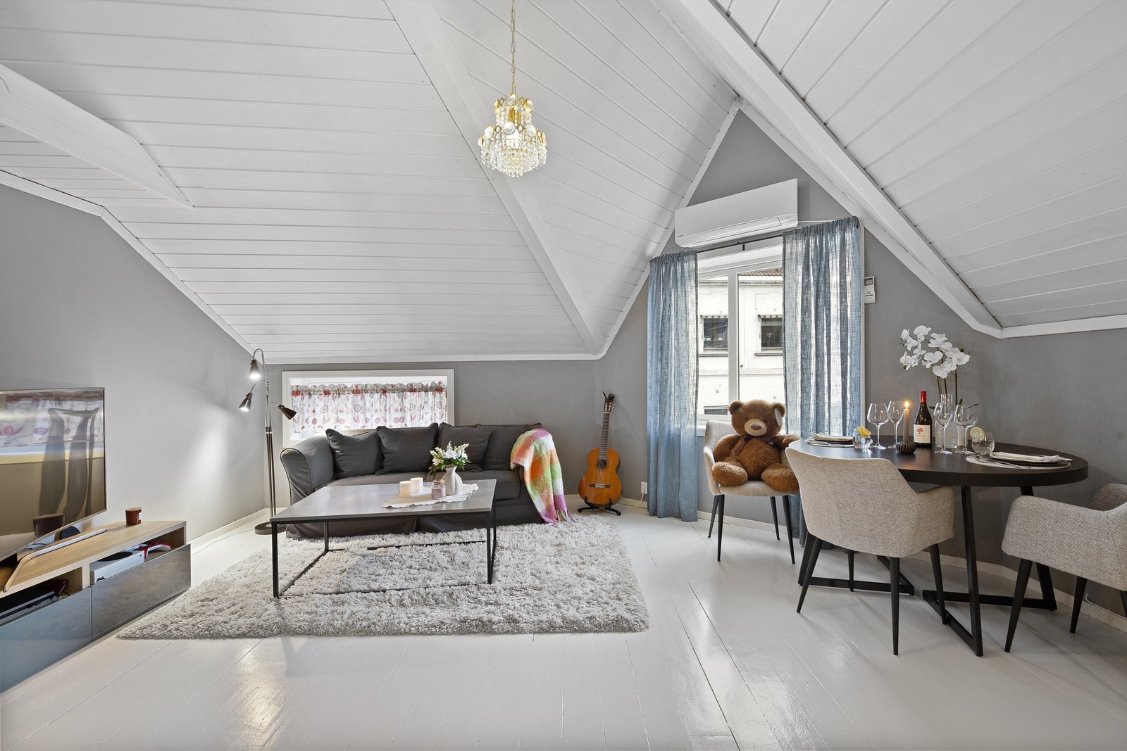 Klassiske detaljer med bl.a. høy takhøyde/skråtak og heltregulv Galleribilde