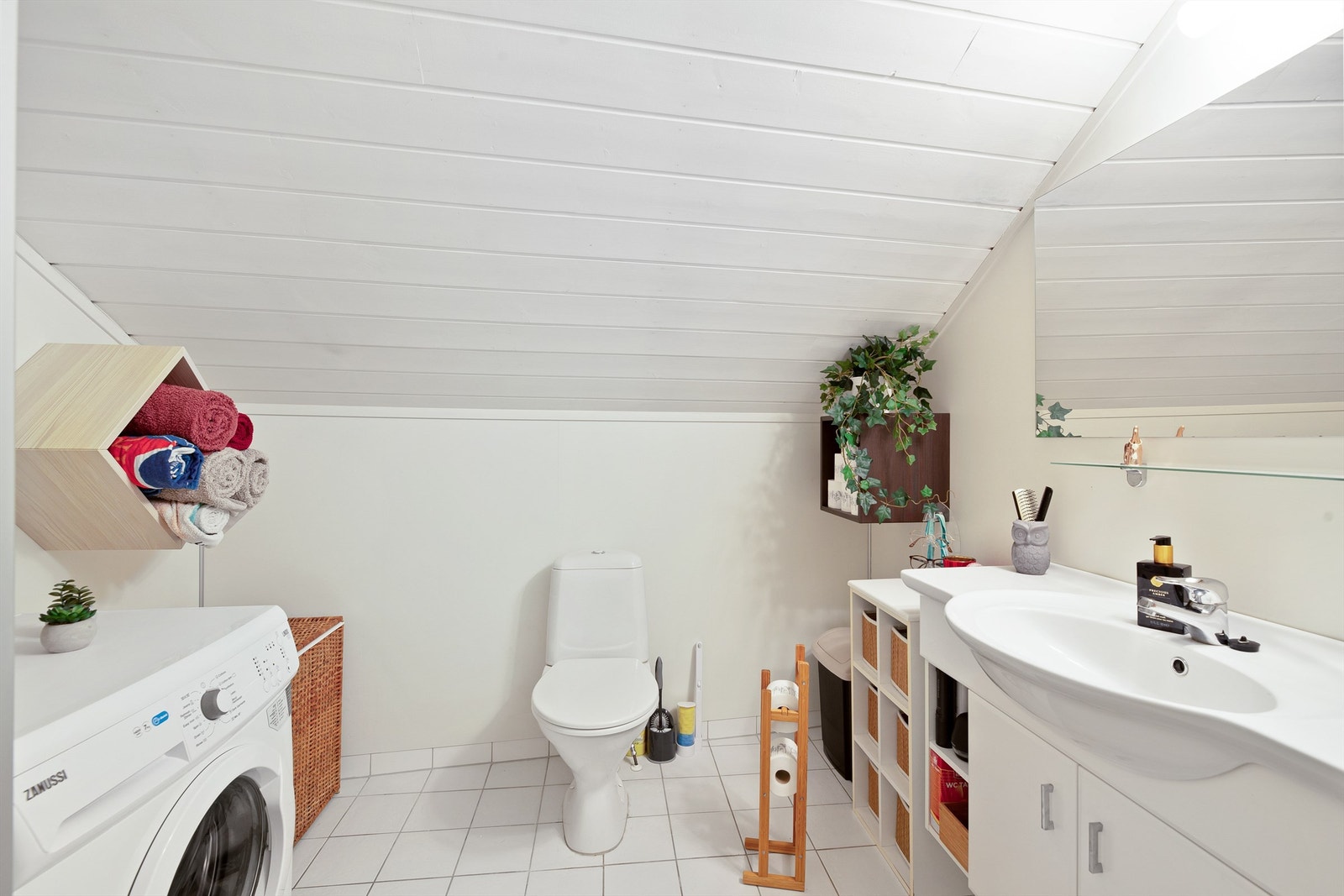 Badet har gulvvarme og opplegg for vaskemaskin Galleribilde