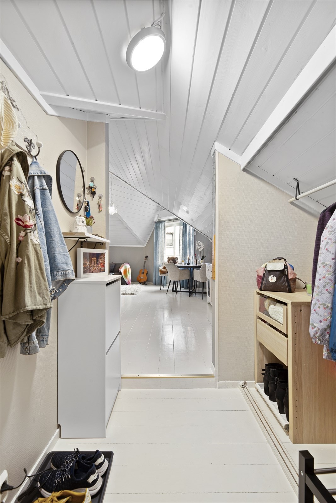 Entré med malt heltregulv, malt tapet på vegger og malt panel i himling. Galleribilde