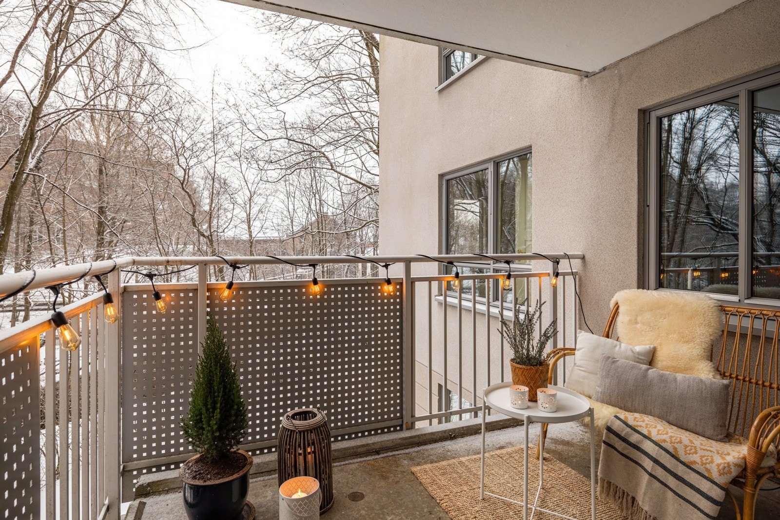 Direkte adkomst til stor balkong på ca. 6 kvm med idyllisk utsikt mot Akerselven. Galleribilde