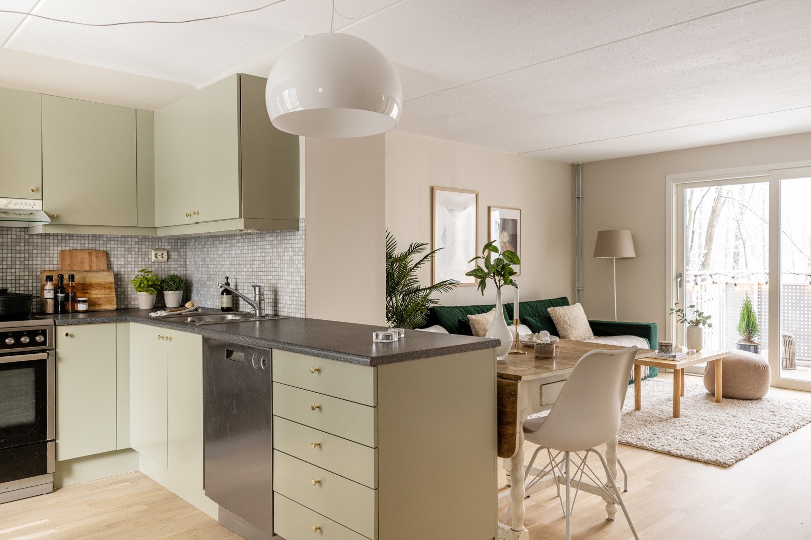 Kjøkkenet ligger i åpen løsning mot stuen og bidrar automatisk til en luftig og sosial planløsning. Galleribilde