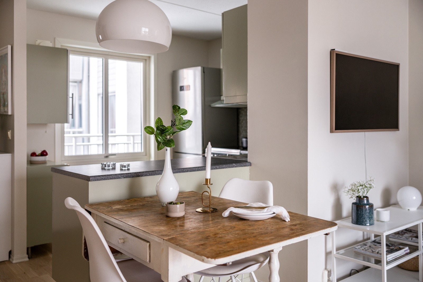 Plass til spisebord i tilknytning kjøkkenet. Galleribilde