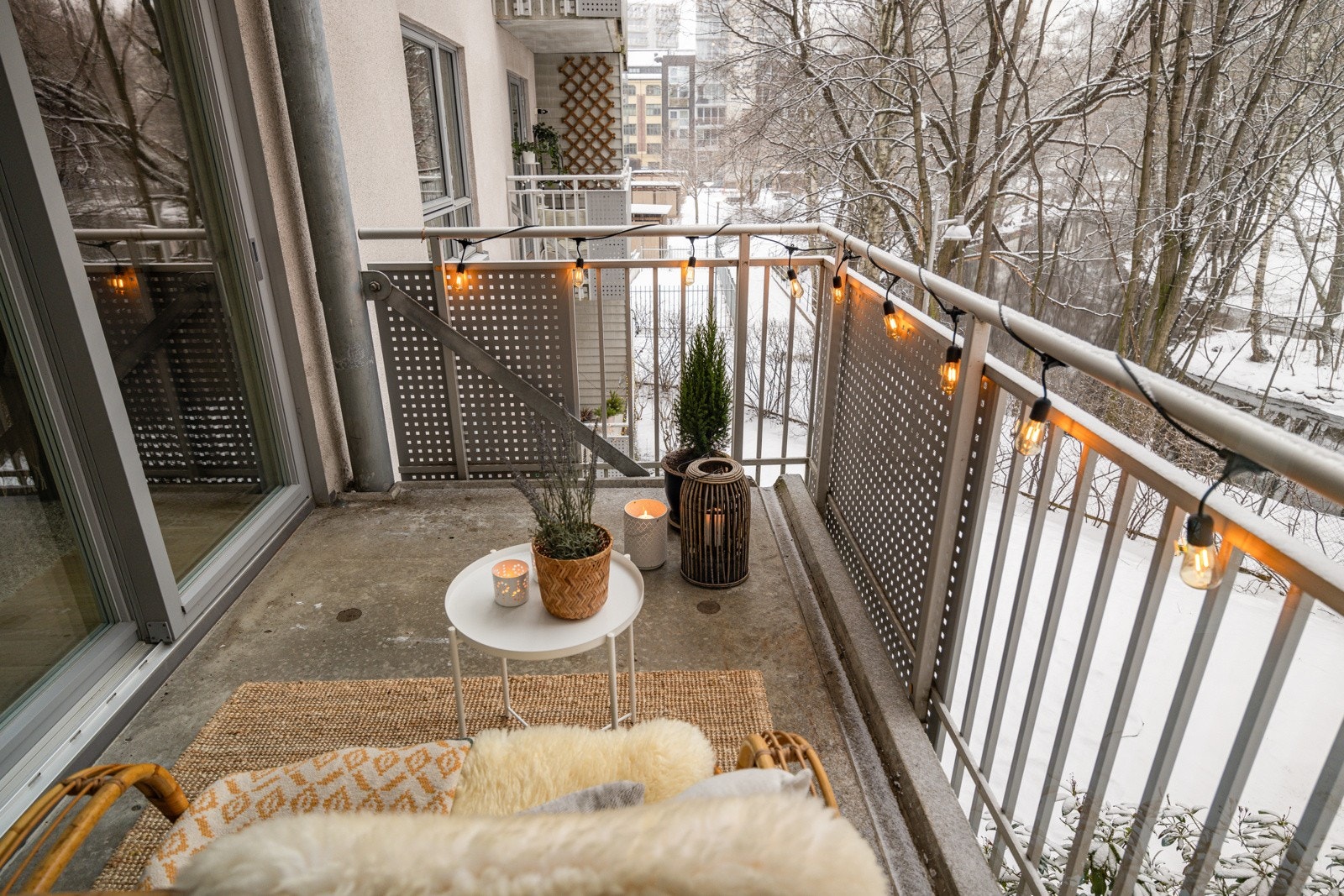 Balkongen har god plass til utemøblement, grill og hyggelig beplantning. Galleribilde