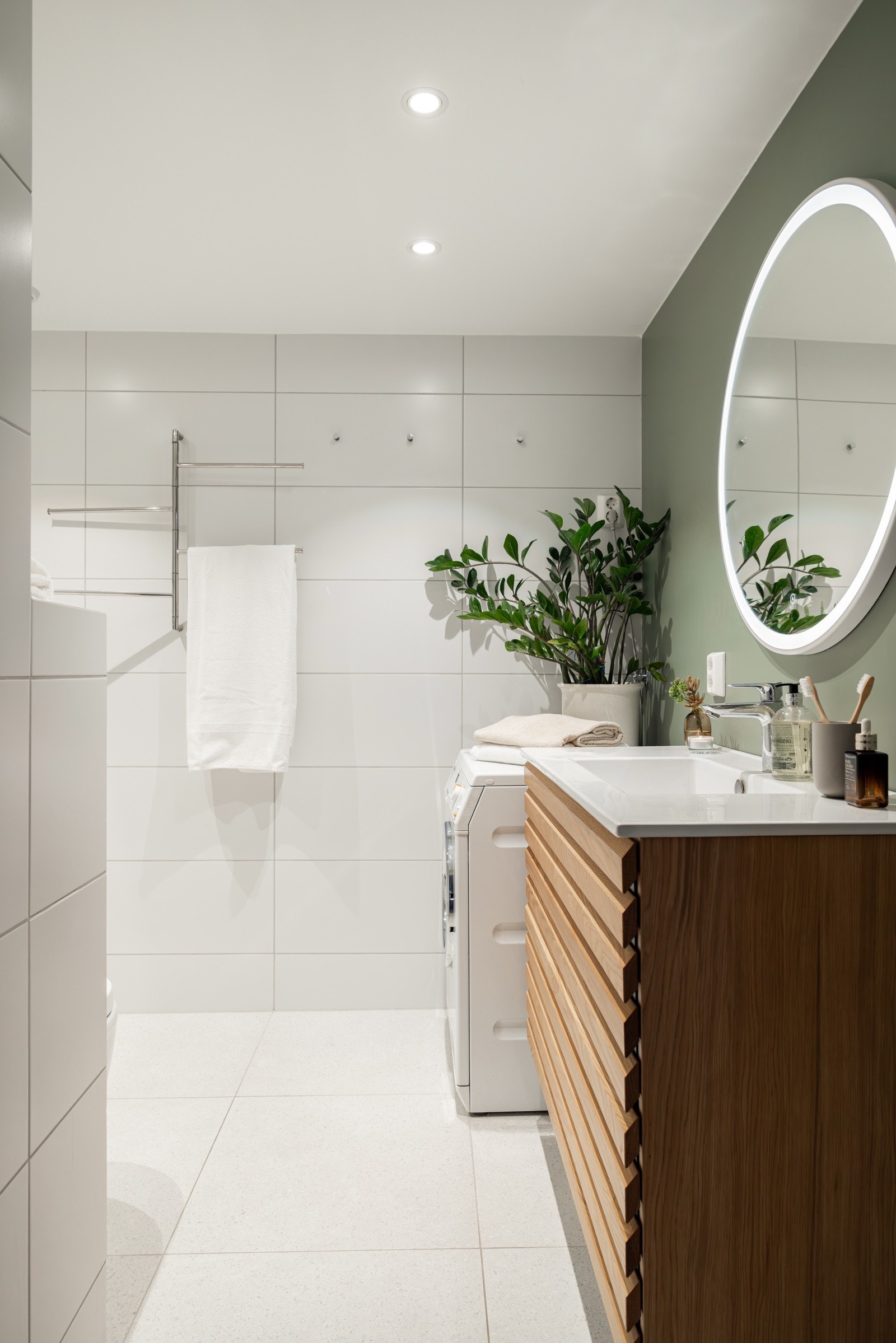 Flislagt baderom med gulvvarme, downlights i himling, opplegg for vaskemaskin og vegghengt toalett. Galleribilde