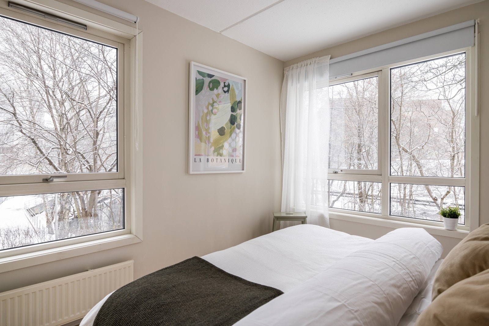 To store vinduer gir rommet usedvanlig gode lysinnslipp, samt unik utsikt. Galleribilde