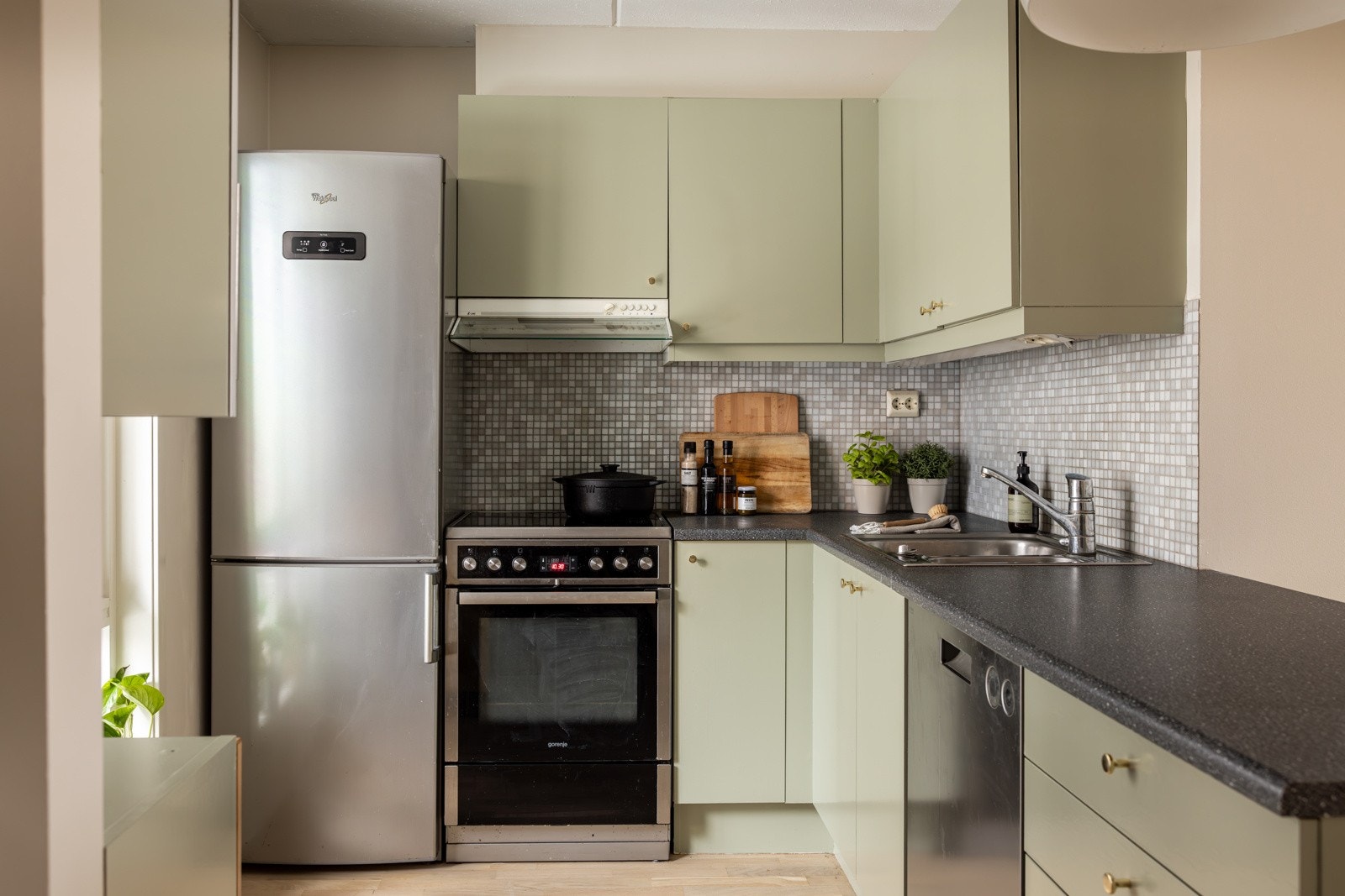 Opplegg til oppvaskmaskin i kjøkken. Benkeskapsbelysning og stikkontakter under overskap. Galleribilde