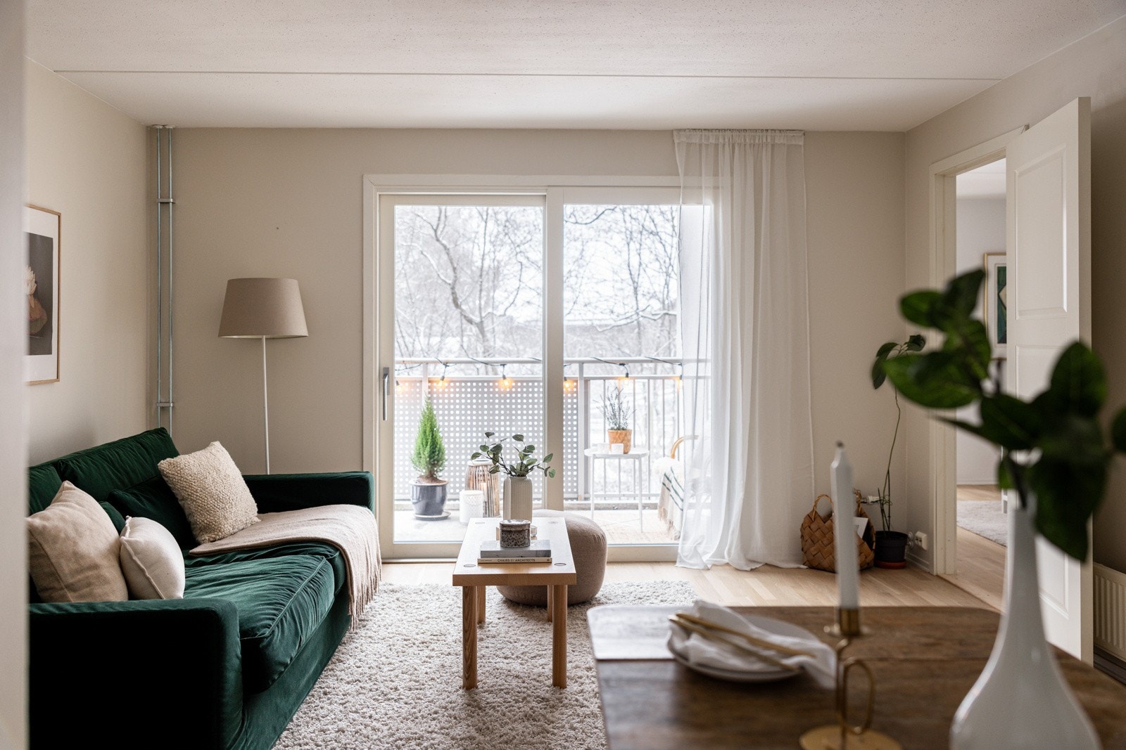 Store vindusflater og adkomst til balkong gir gode lysinnslipp og luftig atmosfære. Galleribilde