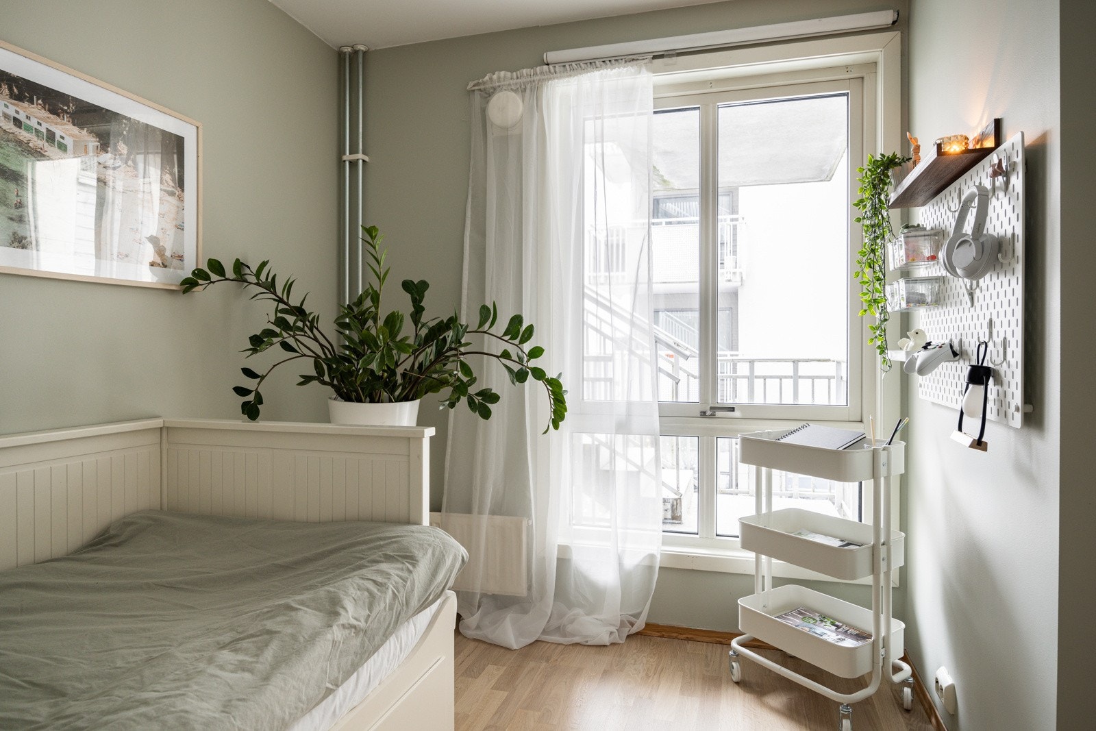 God plass til seng, nattbord, kommode og garderobeskap. Galleribilde