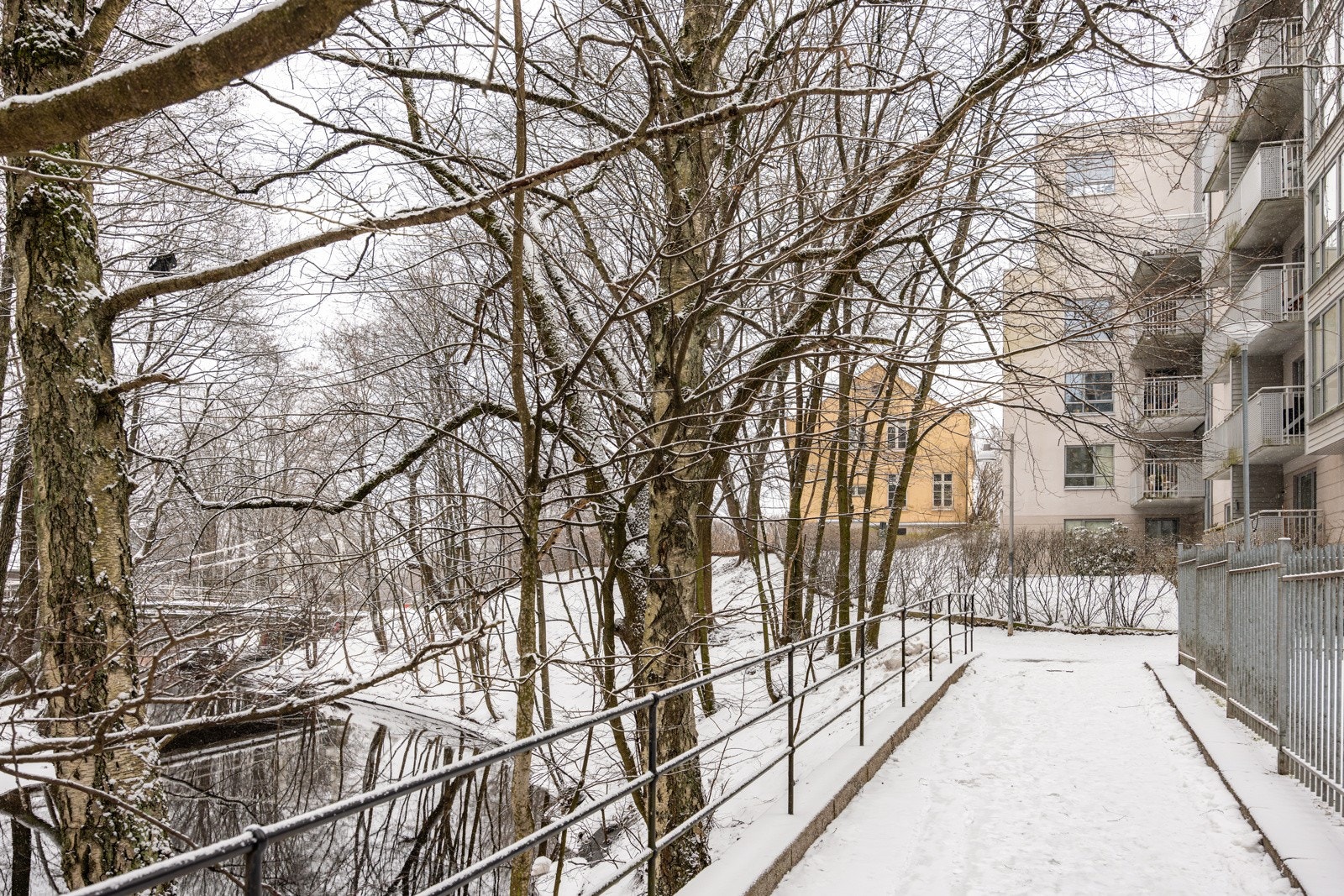 Rett nedenfor leiligheten finner man flotte turmuligheter langs Akserselven. Galleribilde