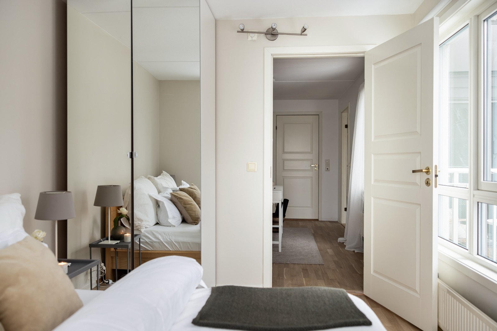 God oppbevaringsplass i garderobe. Galleribilde