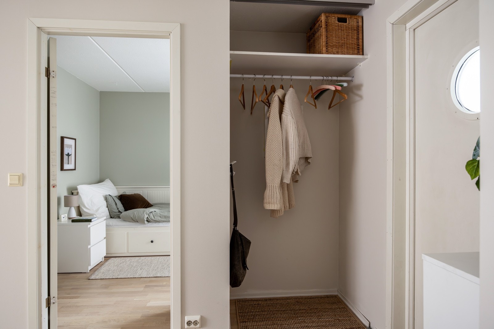 Entré med plass til oppheng av ytterklær og plassering av sko. Galleribilde