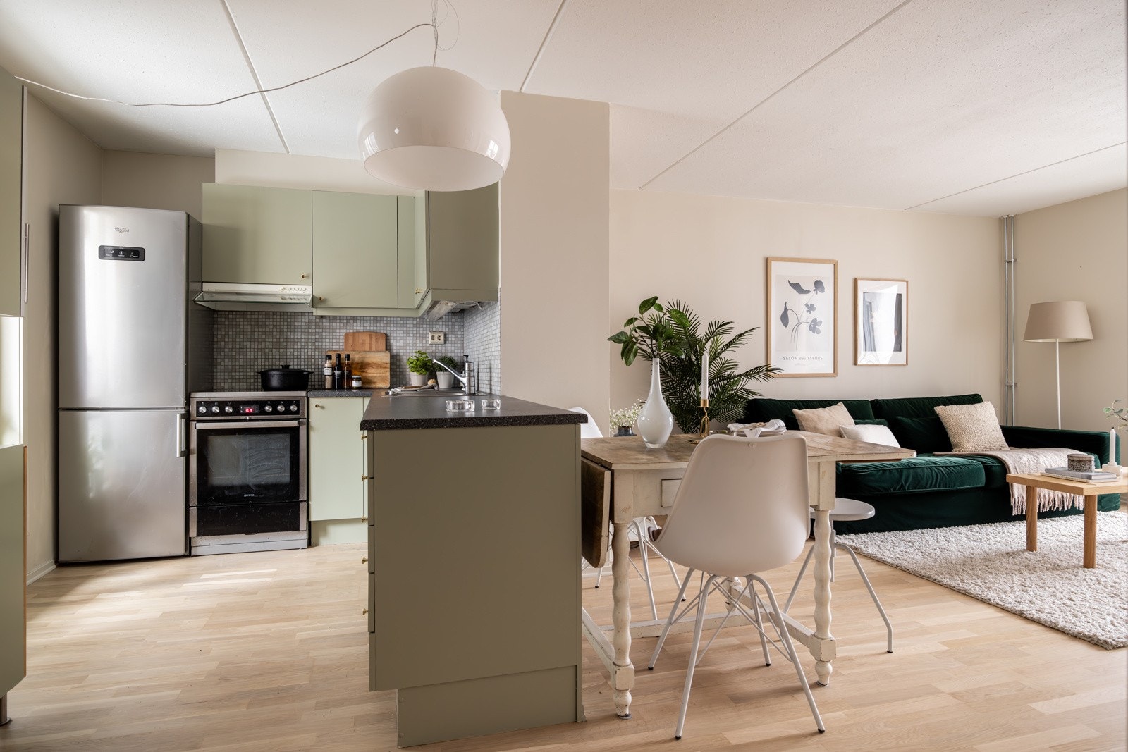 Nymalte fronter og nye håndtak (2025). Benkeplater av laminat. Galleribilde