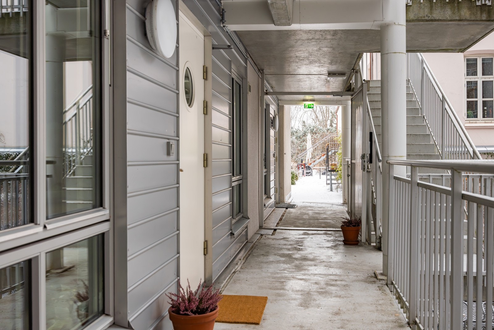 Svalgang inn mot leiligheten. Herfra kan en gå rett ut til sameiets flotte fellesarealer "Edens hage" Galleribilde