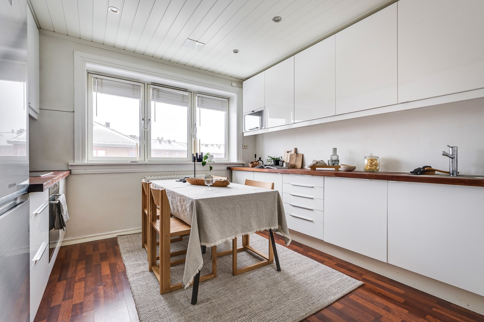 På kjøkkenet er det plass til et spisebord som gjør at også kjøkkenet blir et naturlig oppholdsrom. Galleribilde