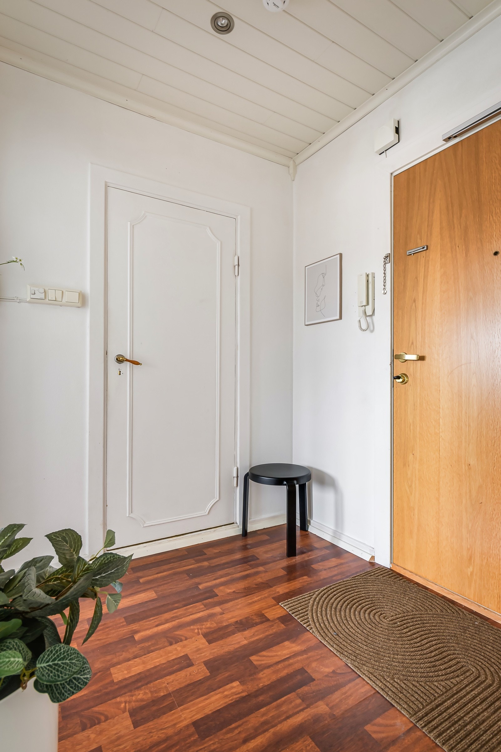 Innbydende og praktisk entré. Galleribilde