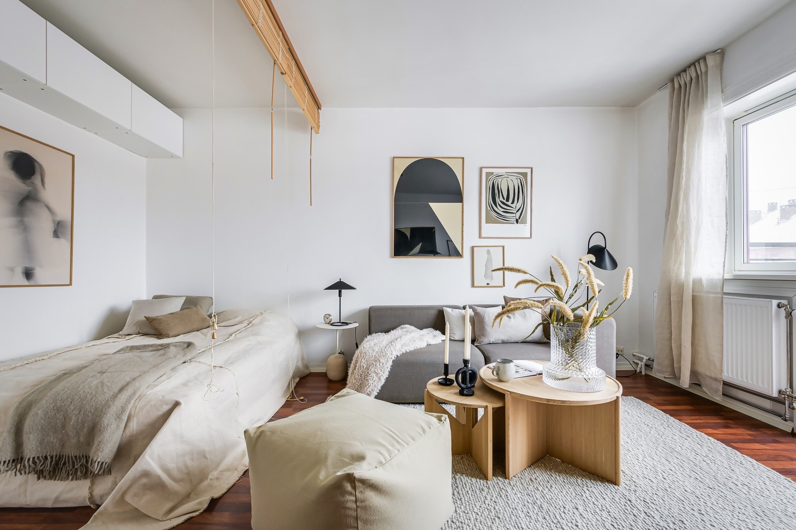 Stuen er romslig med god plass til både sofa med salongbord, mediemøblement, seng og feks. kontorpult. Galleribilde