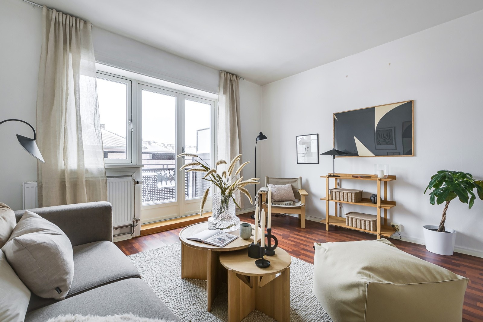 Vindu og balkongdør er nye i 2014, og det er dype vinduskarmer som er perfekt for planter og dekor. Lysinnslippet sammen med den gode takhøyden (ca. 2,6m) bidrar til en god og luftig romfølelse. Galleribilde