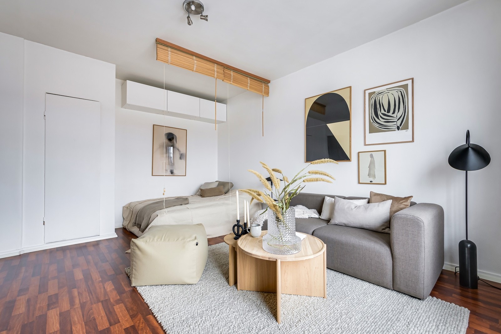 Pent laminatgulv også her og lysmalte overflater. Galleribilde