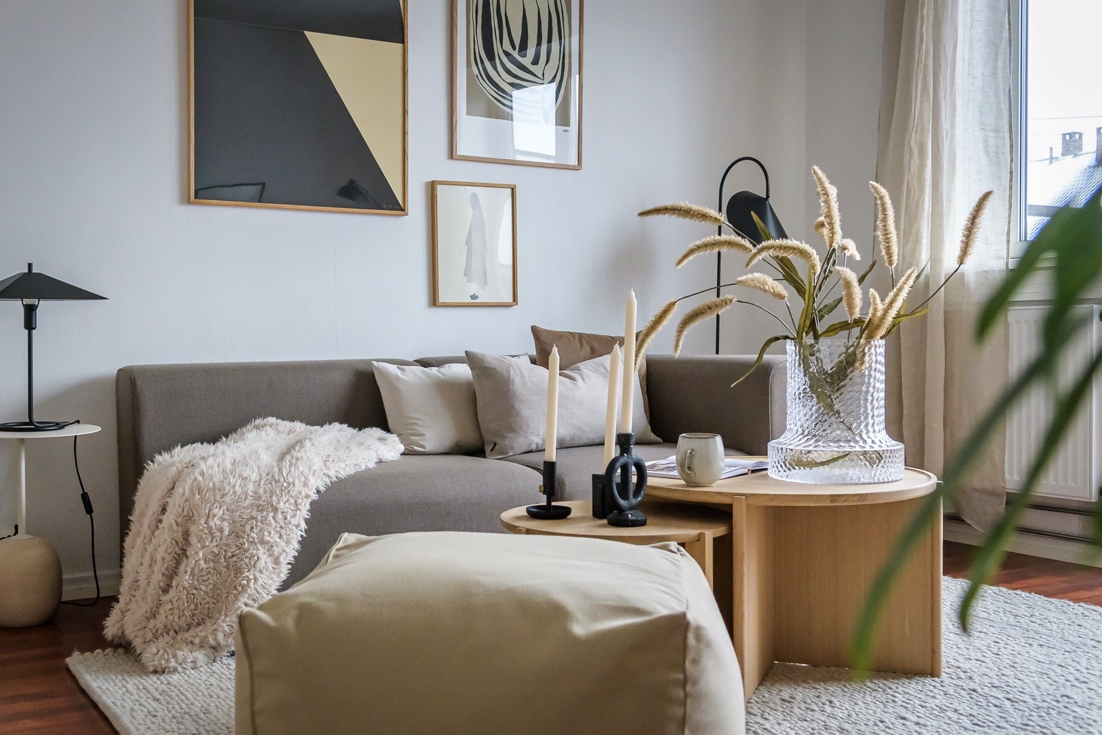 Leiligheten holdes god og lun på vinterstid med bergvarme til radiatorer. Både oppvarming med fjernvarme, varmtvann og bredbånd/kabel-TV fra Telia er inkludert i felleskostnadene. Galleribilde