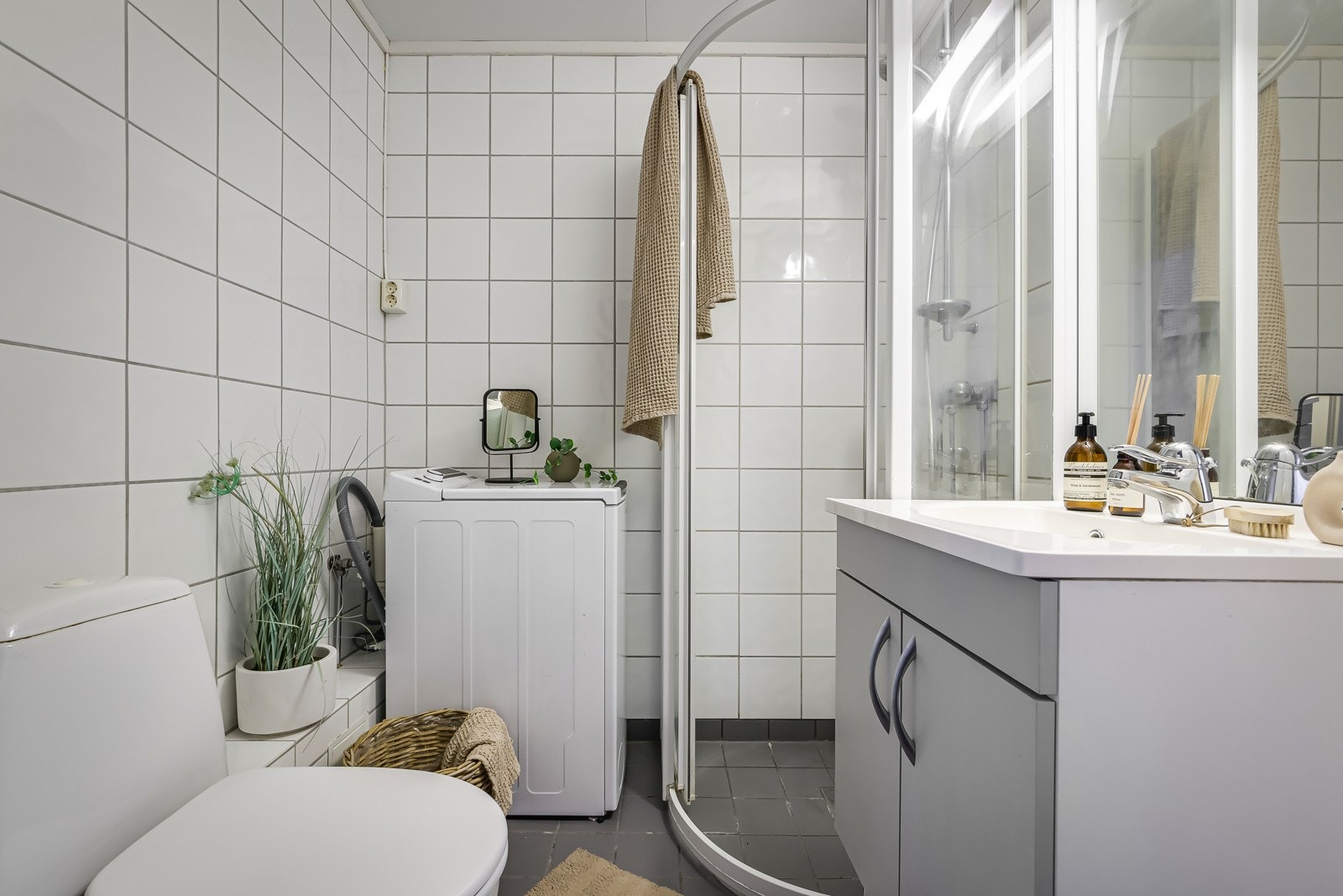 Leiligheten har et lyst flislagt baderom som ble pusset opp i regi av borettslaget. i 2001. (ferdigattest fra felles byggesak (PBE SAK 200100020) foreligger. Galleribilde