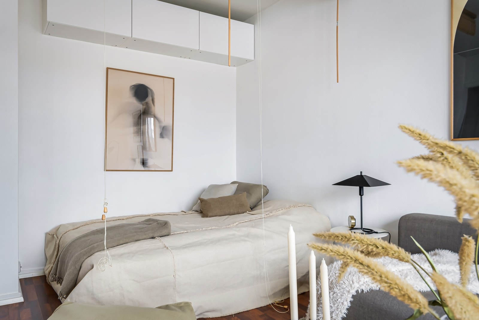 Praktisk alkoveløsning med veggskap over. Galleribilde