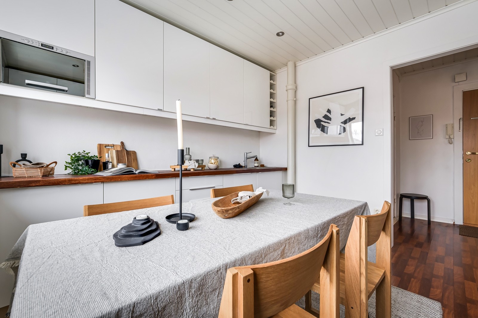 Kjøkkenet er utstyrt med medfølgende hvitevarer som stekeovn, platetopp, oppvaskmaskin, mikrobølgeovn og frittstående kjøleskap med frysedel. Kullfiltervifte. Galleribilde