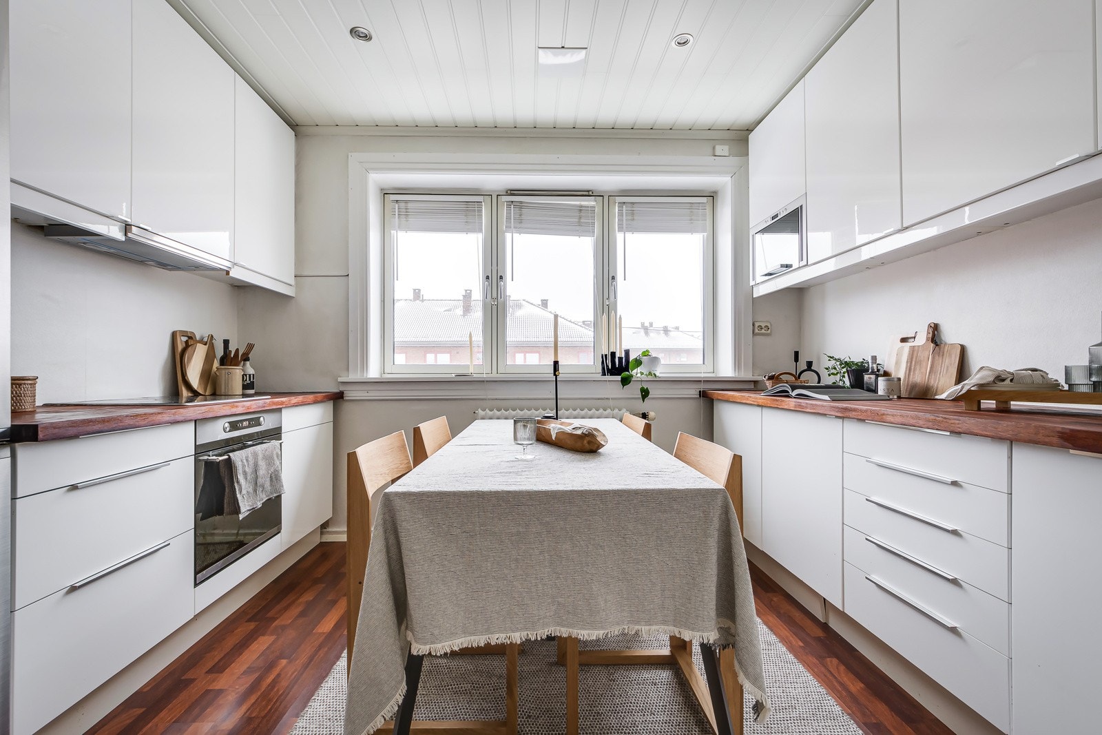 Leiligheten har et lyst og romslig separat kjøkken. Galleribilde