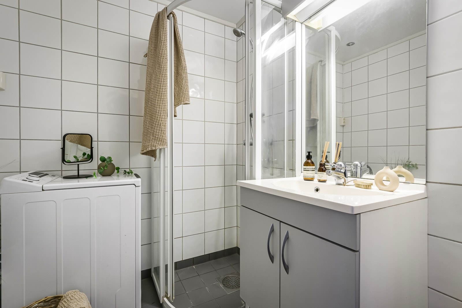 Plass og opplegg for vaskemaskin. Som beboer har man også tilgang til fellesvaskeri i kjeller. Galleribilde