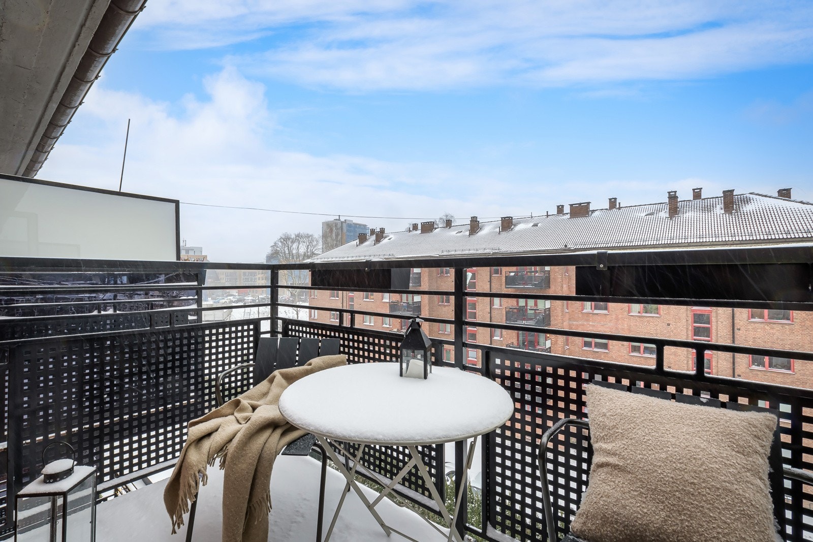 Fra stuen har du utgang til en solrik vestvendt balkong på ca. 4m². På balkongen har du plass til et koselig kafé-sett. Galleribilde