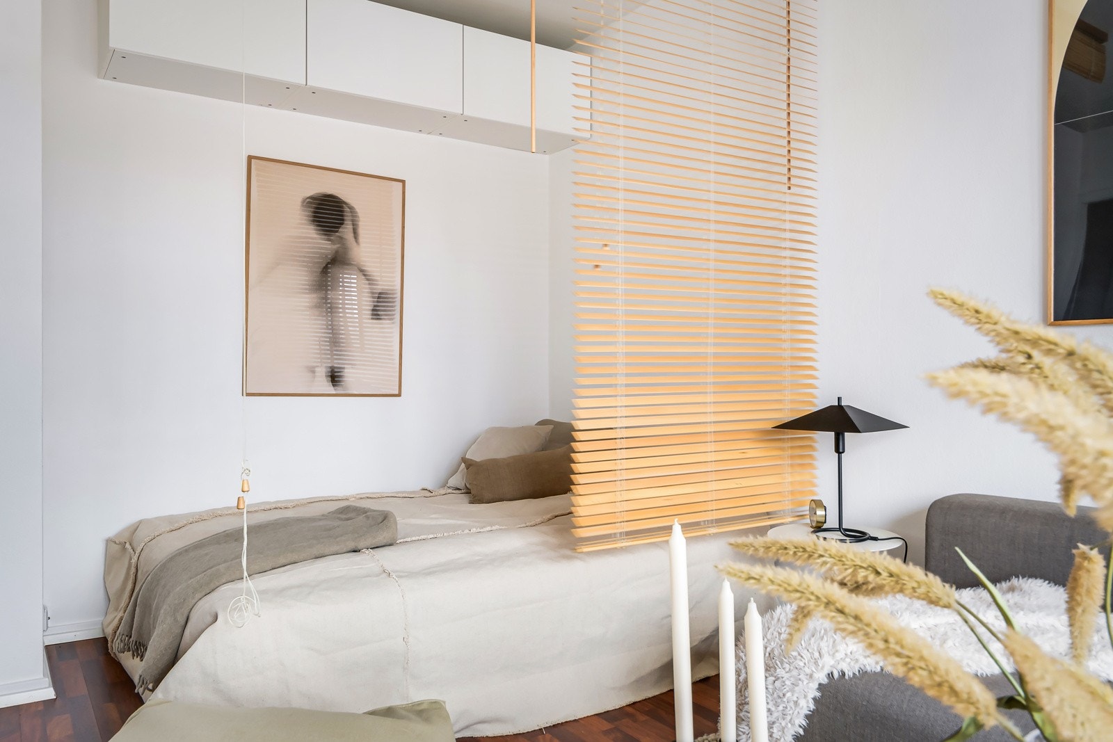 For deg som ønsker deg et eget soverom er det sikkert greit å vite at mange av naboene med tilsvarende leiligheter har flyttet kjøkkenet ut til stuen og på den måten etablert et eget soverom. Galleribilde