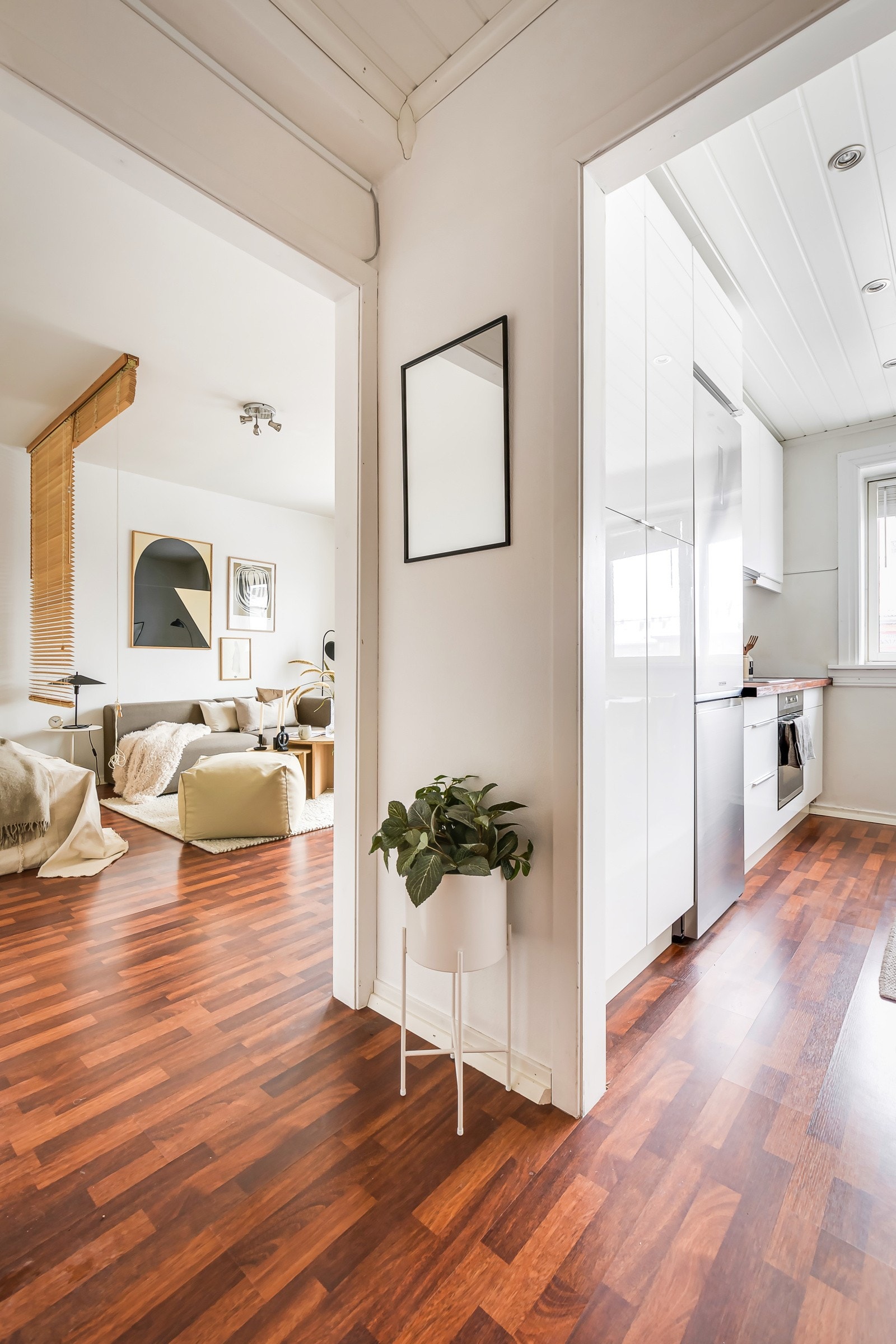 Beliggenheten i byggets toppetasje med store vindusflater sørger for rikelig med naturlig lys, samtidig som det er lite innsyn. Galleribilde