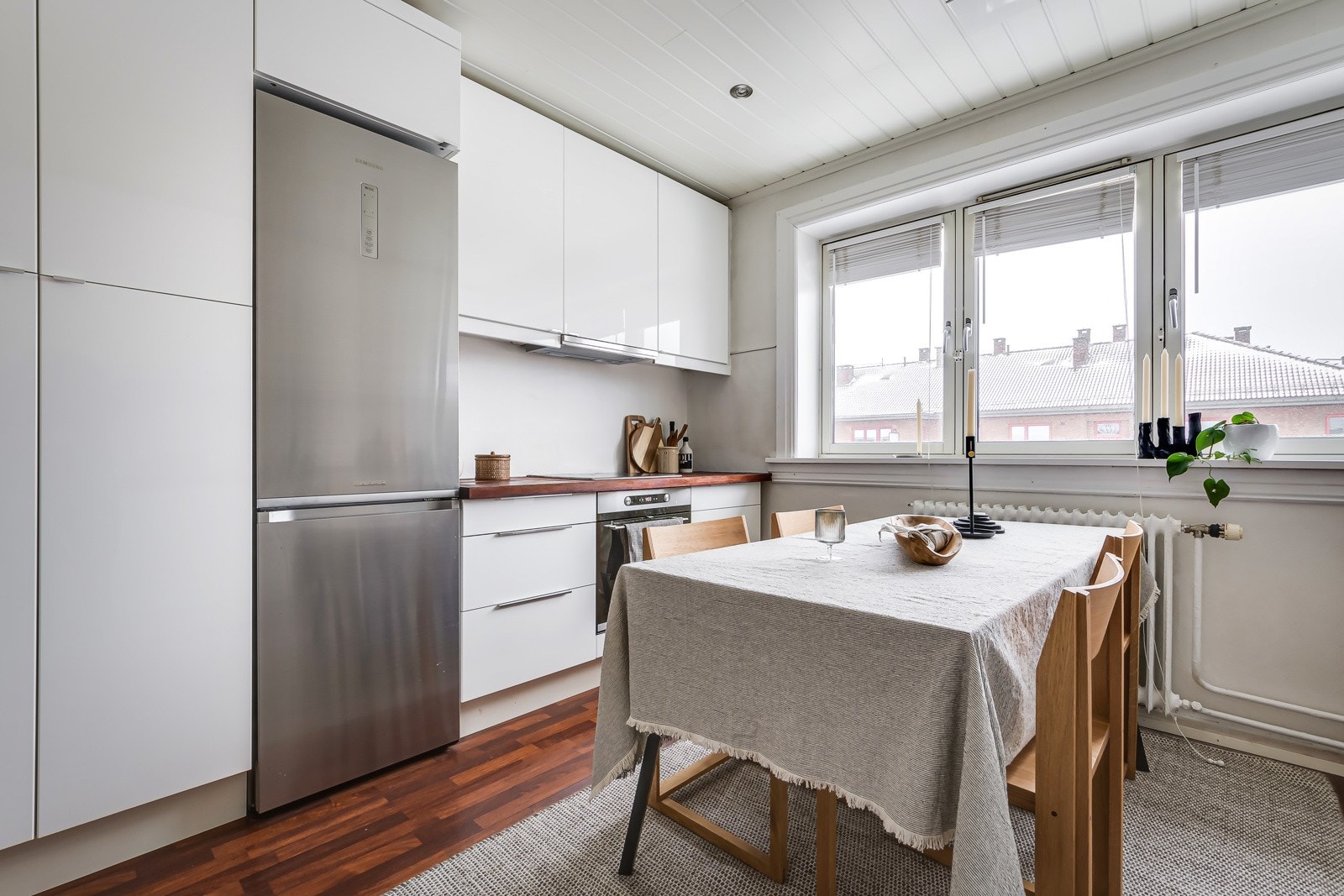 Stor vindusflate som vender ut mot frodig bakgård. Galleribilde