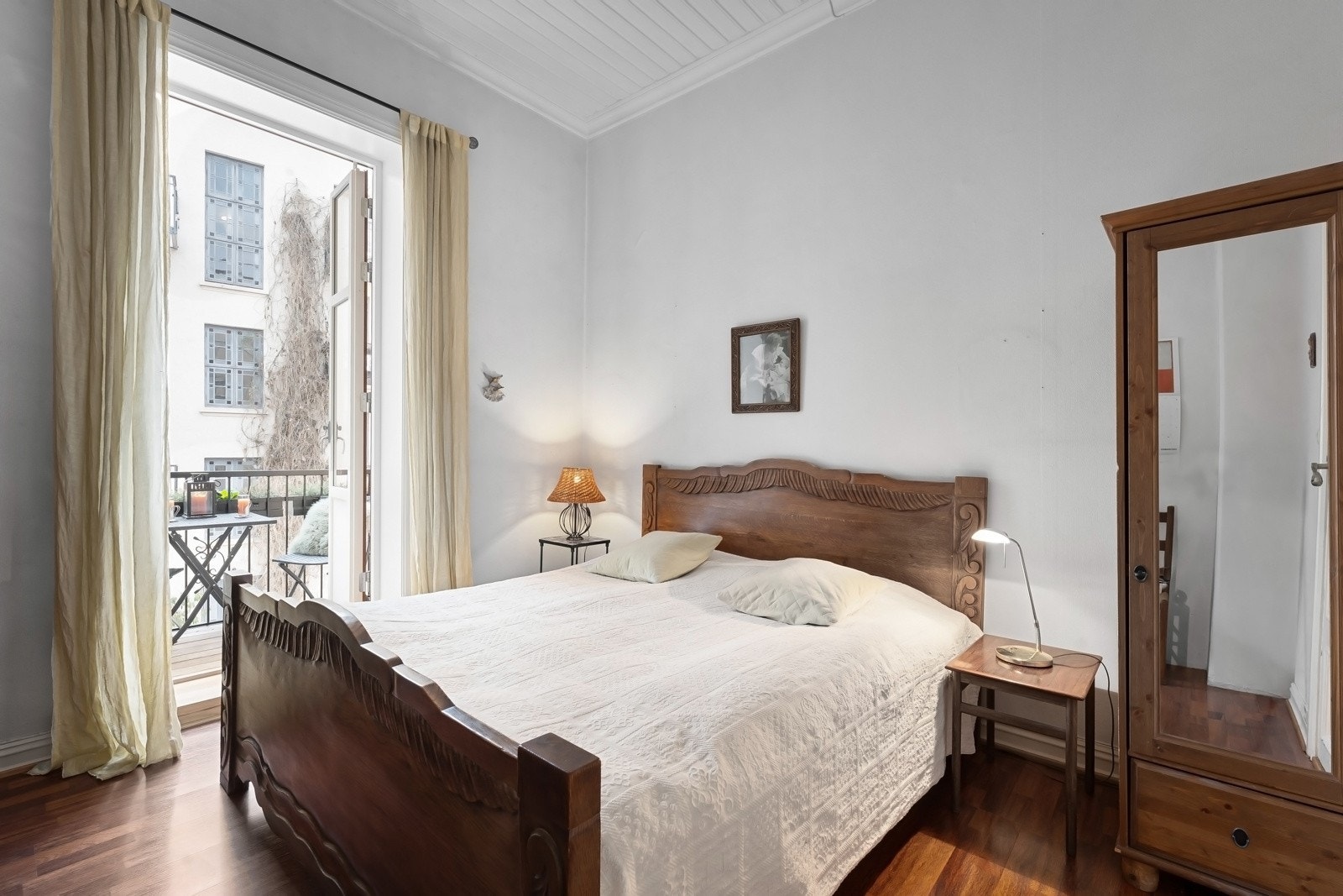 Hovedsoverommet er romslig med plass til dobbeltseng, nattbord og annet møblement Galleribilde