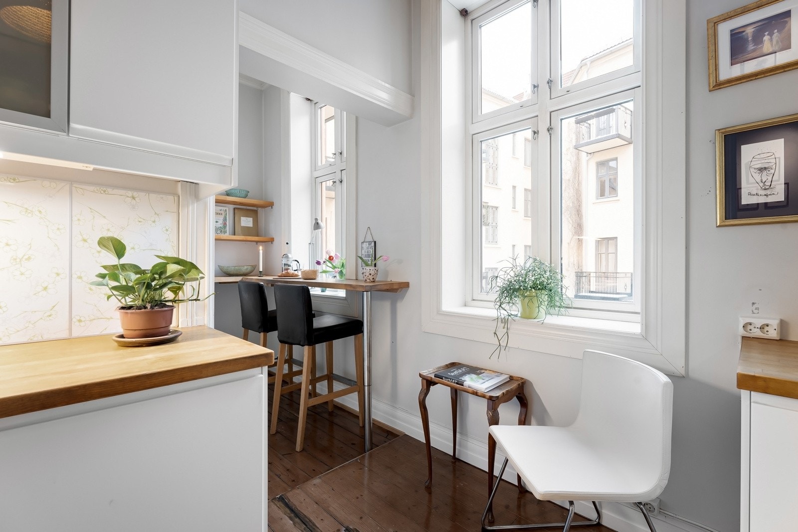 Det er godt med både arbeids- og lagringsplass, og rommet har en romslig utforming som gir mulighet for en liten sittegruppe ved vinduet Galleribilde